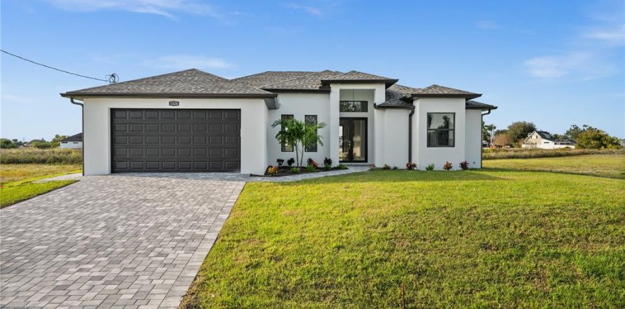 House in Cape Coral, Florida 3 bedrooms, 180.23 sq.m. № 1111407
