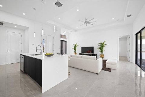 House in Cape Coral, Florida 3 bedrooms, 180.23 sq.m. № 1111407 - photo 6