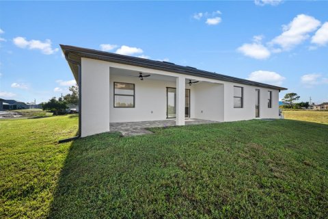 House in Cape Coral, Florida 3 bedrooms, 180.23 sq.m. № 1111407 - photo 26
