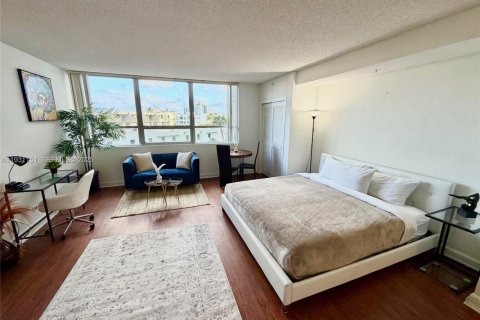 Condominio en alquiler en Miami Beach, Florida, 46.17 m2 № 1992872 - foto 1