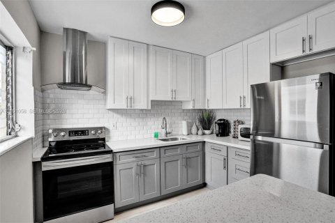 Apartment in Miami Beach, Florida 2 bedrooms, 92.9 sq.m. № 2401323 - photo 17