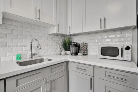 Apartment in Miami Beach, Florida 2 bedrooms, 92.9 sq.m. № 2401323 - photo 20