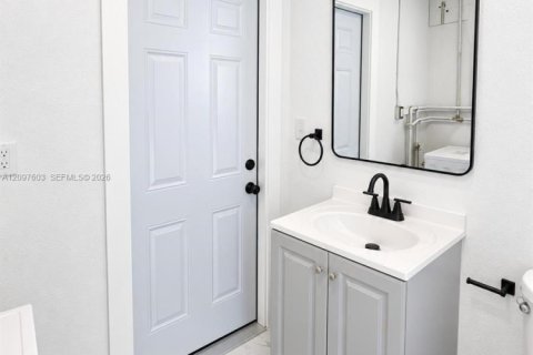 Villa ou maison à louer à Saint Petersburg, Floride: 2 chambres, 75.81 m2 № 2400617 - photo 13