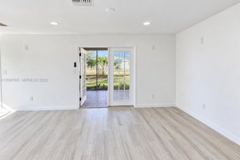 Villa ou maison à louer à Saint Petersburg, Floride: 2 chambres, 75.81 m2 № 2400617 - photo 8