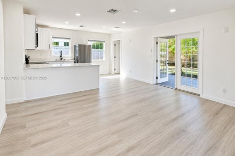 Villa ou maison à louer à Saint Petersburg, Floride: 2 chambres, 75.81 m2 № 2400617 - photo 4