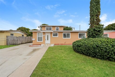 Дом в Уэст-Палм-Бич, Флорида 4 спальни, 179.49м2 № 2029029