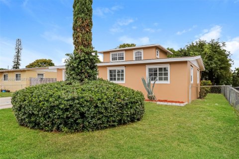 Снять в аренду виллу или дом в Уэст-Палм-Бич, Флорида 4 спальни, 179.49м2, № 2029029 - фото 3