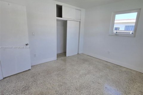 Casa en alquiler en Miami, Florida, 3 dormitorios, 120.4 m2 № 2051343 - foto 10