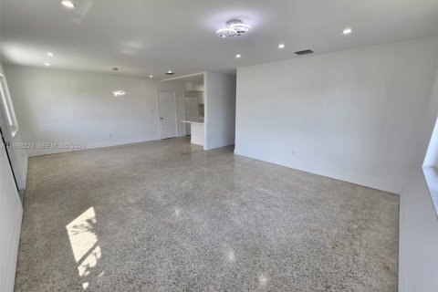 Casa en alquiler en Miami, Florida, 3 dormitorios, 120.4 m2 № 2051343 - foto 2