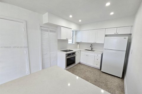 Casa en alquiler en Miami, Florida, 3 dormitorios, 120.4 m2 № 2051343 - foto 4