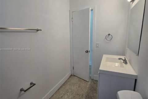 Casa en alquiler en Miami, Florida, 3 dormitorios, 120.4 m2 № 2051343 - foto 13