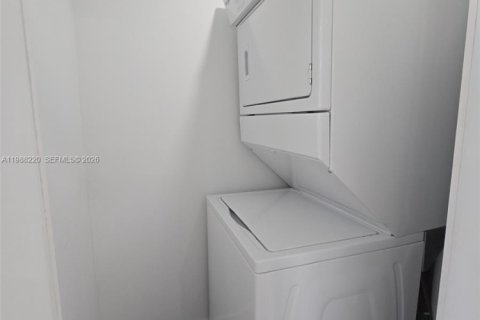 Casa en alquiler en Miami, Florida, 3 dormitorios, 120.4 m2 № 2051343 - foto 7