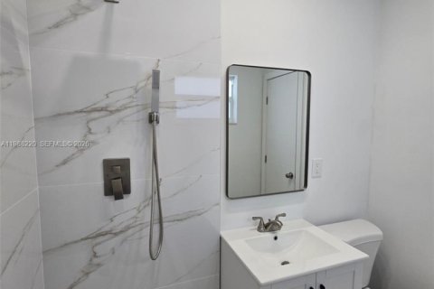 Casa en alquiler en Miami, Florida, 3 dormitorios, 120.4 m2 № 2051343 - foto 16