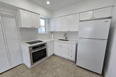 Casa en alquiler en Miami, Florida, 3 dormitorios, 120.4 m2 № 2051343 - foto 5