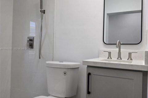Casa en alquiler en Miami, Florida, 3 dormitorios, 120.4 m2 № 2051343 - foto 22