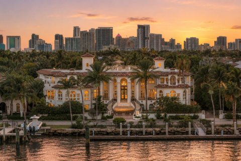 House in Fort Lauderdale, Florida 11 bedrooms, 2021.18 sq.m. № 2191441
