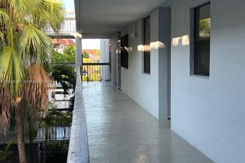 Condo in Miami, Florida, 1 bedroom  № 2000660 - photo 2