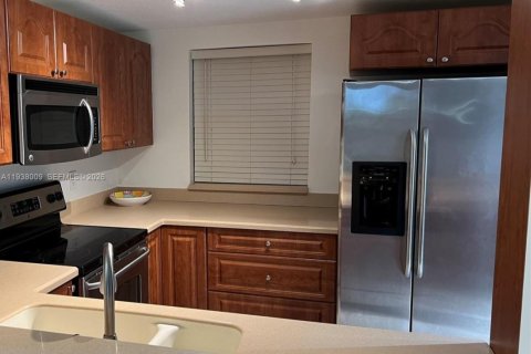 Condo in Miami, Florida, 1 bedroom  № 2000660 - photo 7