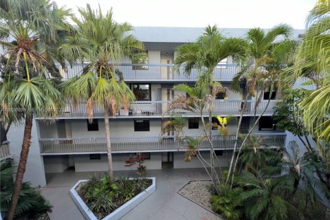 Condo in Miami, Florida, 1 bedroom  № 2000660 - photo 3