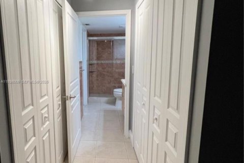 Condo in Miami, Florida, 1 bedroom  № 2000660 - photo 21