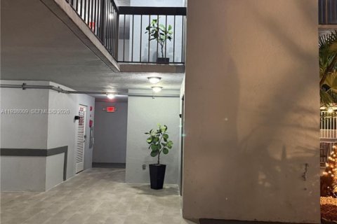 Condo in Miami, Florida, 1 bedroom  № 2000660 - photo 23