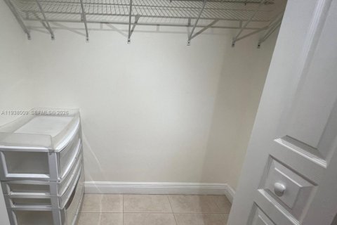 Condo in Miami, Florida, 1 bedroom  № 2000660 - photo 15