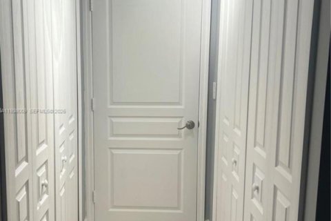 Condo in Miami, Florida, 1 bedroom  № 2000660 - photo 13