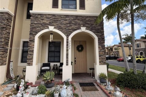 Townhouse in Homestead, Florida 3 bedrooms, 130.25 sq.m. № 2044663 - photo 1