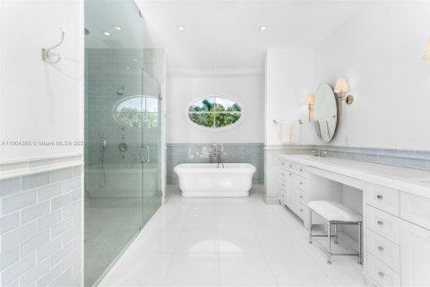 Casa en venta en Miami Beach, Florida, 4 dormitorios, 494.15 m2 № 1970686 - foto 18