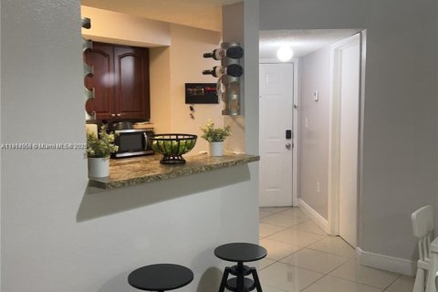 Condominio en alquiler en Miami, Florida, 2 dormitorios, 97.83 m2 № 1970186 - foto 9