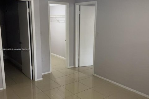Condominio en alquiler en Miami, Florida, 2 dormitorios, 97.83 m2 № 1970186 - foto 16