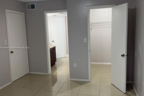Condominio en alquiler en Miami, Florida, 2 dormitorios, 97.83 m2 № 1970186 - foto 11