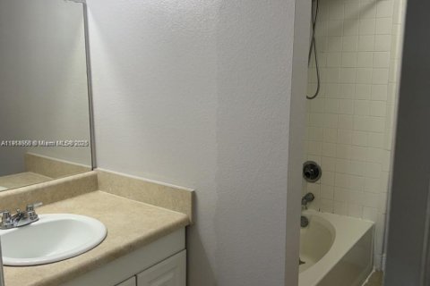 Condominio en alquiler en Miami, Florida, 2 dormitorios, 97.83 m2 № 1970186 - foto 20