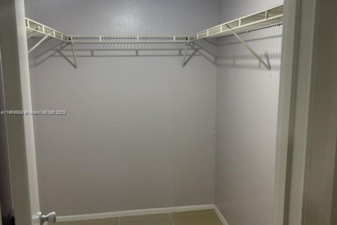 Condominio en alquiler en Miami, Florida, 2 dormitorios, 97.83 m2 № 1970186 - foto 18