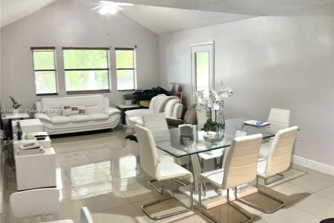 Condominio en alquiler en Miami, Florida, 2 dormitorios, 97.83 m2 № 1970186 - foto 4