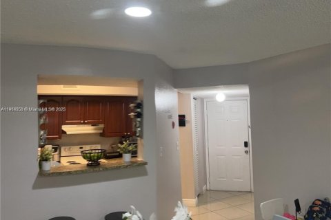 Condominio en alquiler en Miami, Florida, 2 dormitorios, 97.83 m2 № 1970186 - foto 5