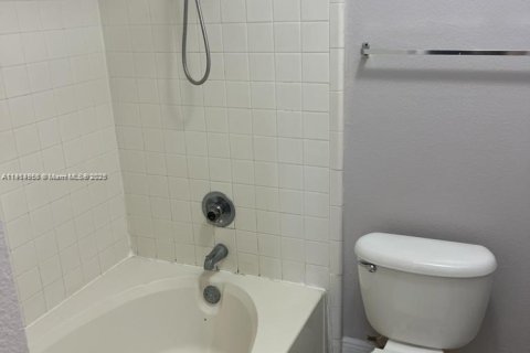 Condominio en alquiler en Miami, Florida, 2 dormitorios, 97.83 m2 № 1970186 - foto 23