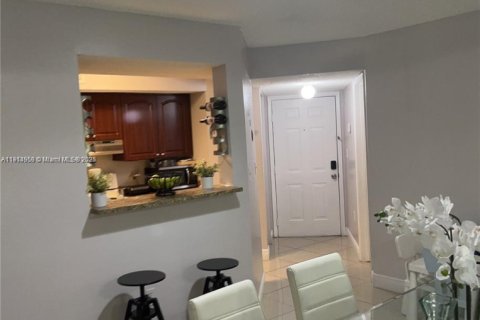 Condominio en alquiler en Miami, Florida, 2 dormitorios, 97.83 m2 № 1970186 - foto 6