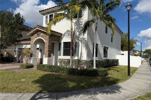 Villa ou maison à louer à Hialeah, Floride: 5 chambres, 327.02 m2 № 1992105 - photo 2