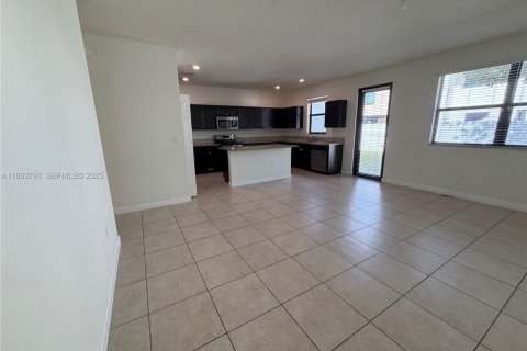 Villa ou maison à louer à Hialeah, Floride: 5 chambres, 327.02 m2 № 1992105 - photo 5