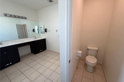 Villa ou maison à louer à Hialeah, Floride: 5 chambres, 327.02 m2 № 1992105 - photo 20