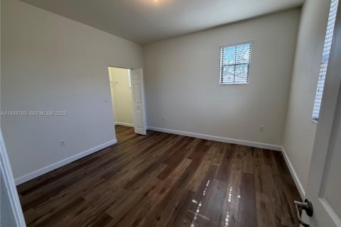 Villa ou maison à louer à Hialeah, Floride: 5 chambres, 327.02 m2 № 1992105 - photo 12