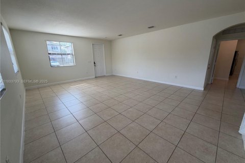 Villa ou maison à louer à Hialeah, Floride: 5 chambres, 327.02 m2 № 1992105 - photo 4