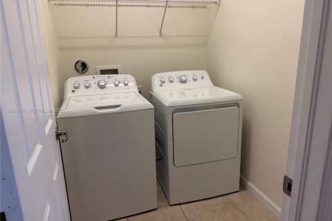 Villa ou maison à louer à Hialeah, Floride: 5 chambres, 327.02 m2 № 1992105 - photo 16