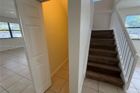 Villa ou maison à louer à Hialeah, Floride: 5 chambres, 327.02 m2 № 1992105 - photo 9