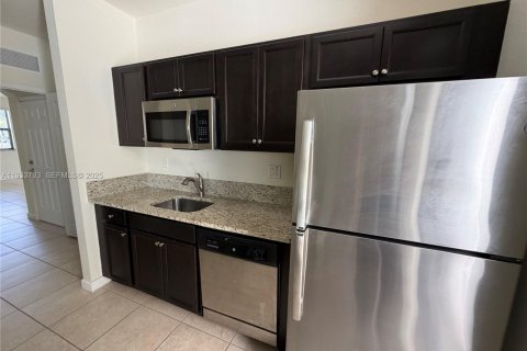 Villa ou maison à louer à Hialeah, Floride: 5 chambres, 327.02 m2 № 1992105 - photo 27