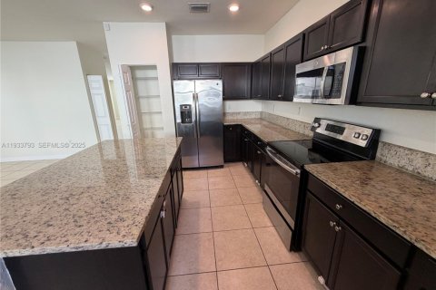 Villa ou maison à louer à Hialeah, Floride: 5 chambres, 327.02 m2 № 1992105 - photo 8