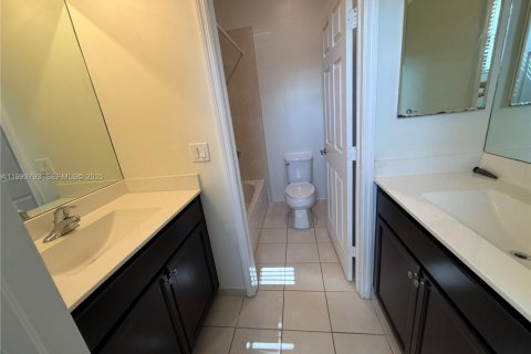 Villa ou maison à louer à Hialeah, Floride: 5 chambres, 327.02 m2 № 1992105 - photo 14