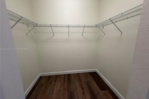 Villa ou maison à louer à Hialeah, Floride: 5 chambres, 327.02 m2 № 1992105 - photo 18