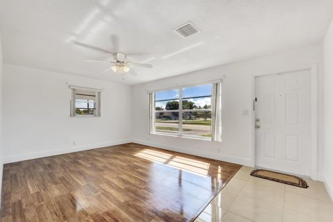 Casa en alquiler en Deerfield Beach, Florida, 3 dormitorios, 116.31 m2 № 1224757 - foto 1